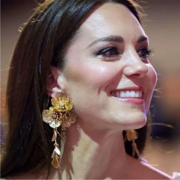 Zara Kate Middleton famous Gold Floral Statement Earrings - Picture 7 of 8